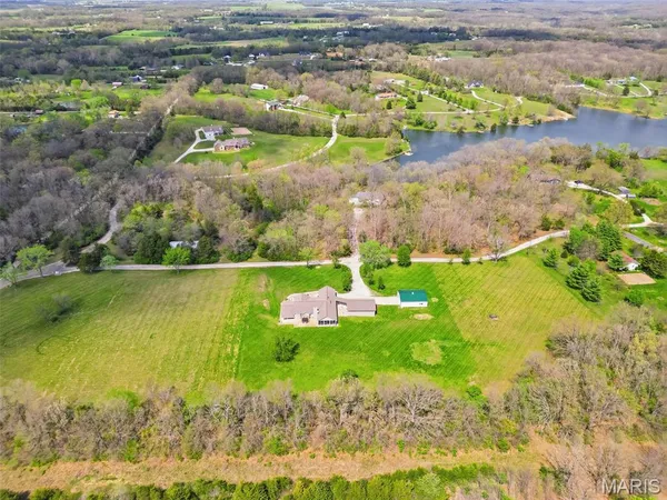 $700,000 | 22146 Glen Ellen Lane, Warrenton, MO 63383