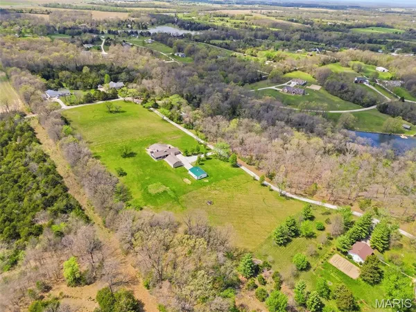 $700,000 | 22146 Glen Ellen Lane, Warrenton, MO 63383