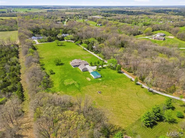 $700,000 | 22146 Glen Ellen Lane, Warrenton, MO 63383