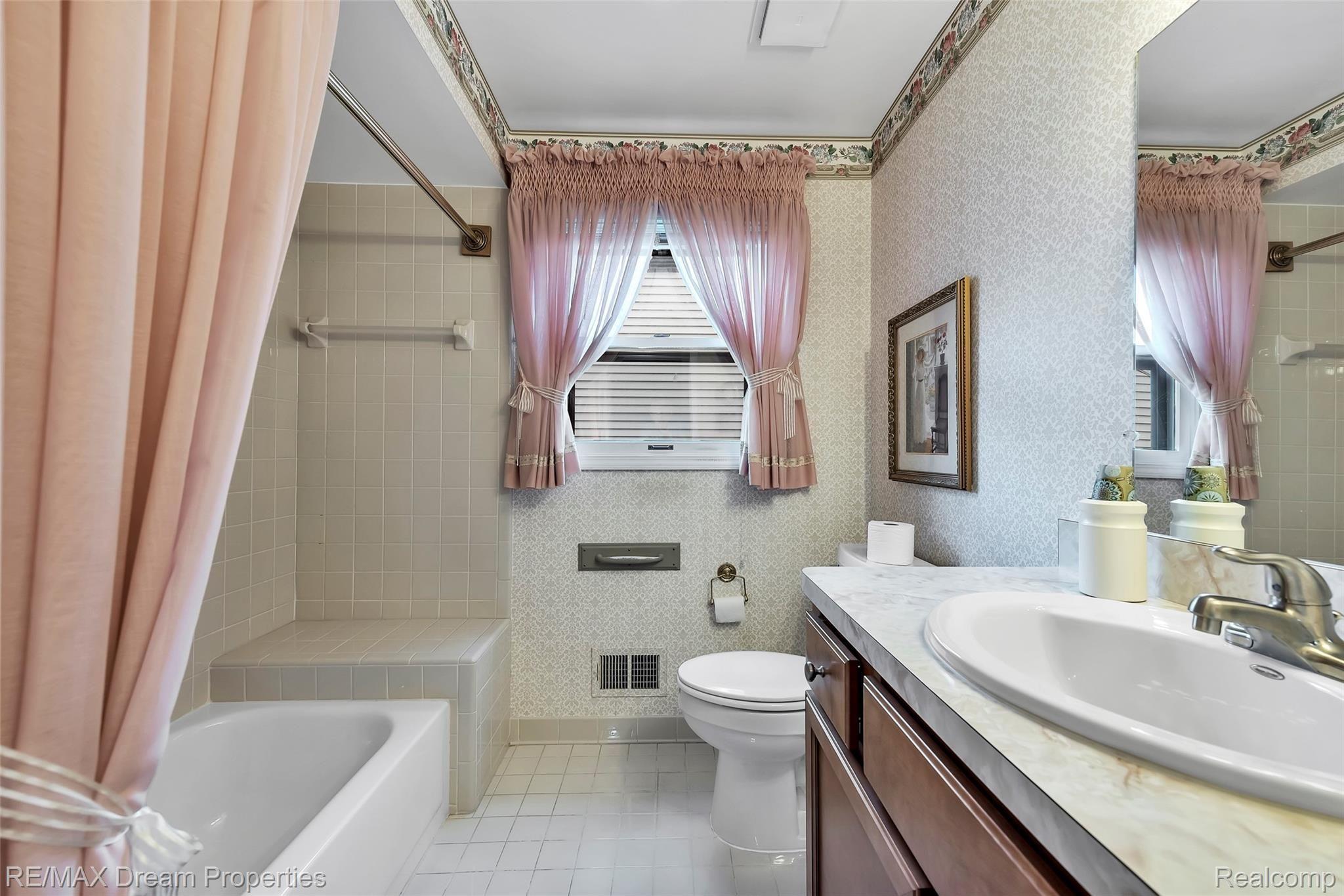 1081 Valley Stream Drive Rochester, MI 48309 - Photo 24 of 33 1081-Valley-Stream-Drive-Rochester-Hills-windowstill-25.jpg