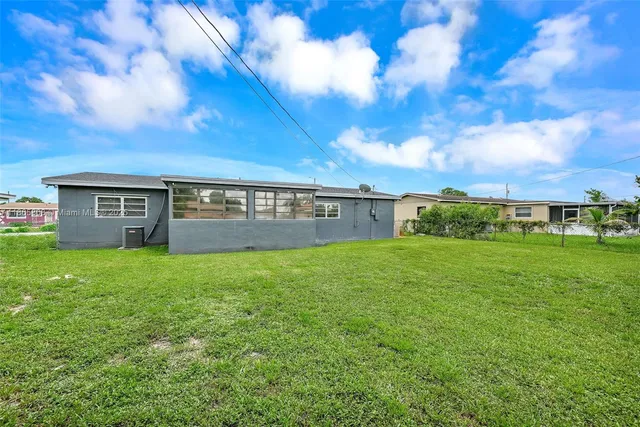 a view of a house with a yard