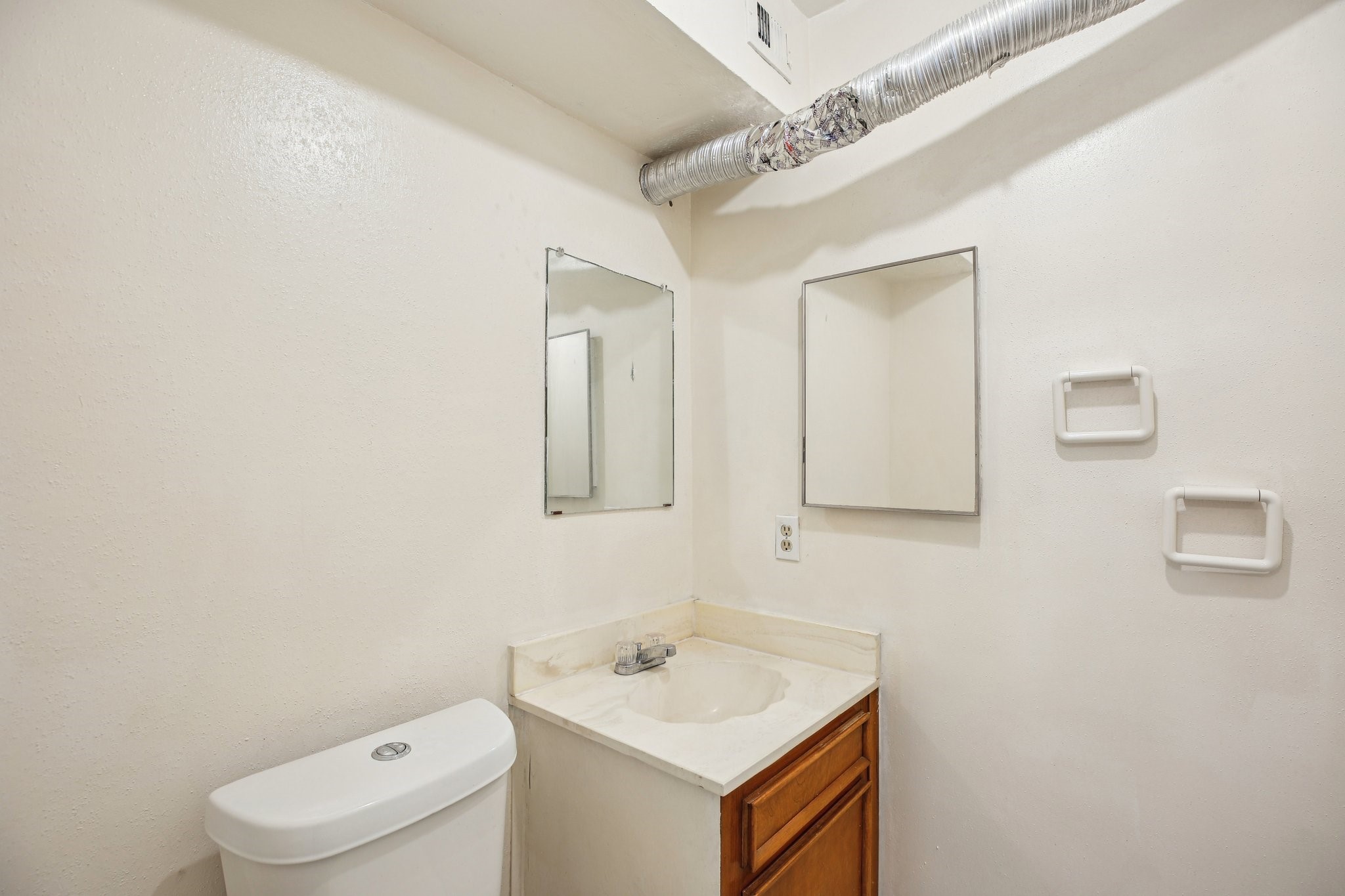 8379 La Roche Lane Houston, TX 77036 - Photo 14 of 28 Half bathroom