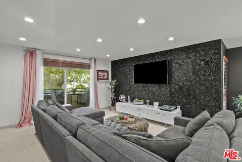 $628,000 | 6752 Hillpark Drive, Unit 202, Los Angeles, CA 90068