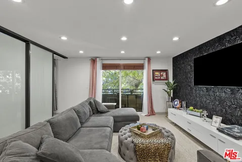 $628,000 | 6752 Hillpark Drive, Unit 202, Los Angeles, CA 90068