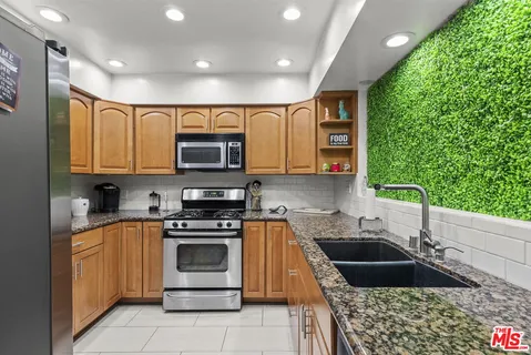 $628,000 | 6752 Hillpark Drive, Unit 202, Los Angeles, CA 90068