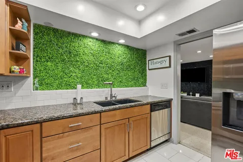 $628,000 | 6752 Hillpark Drive, Unit 202, Los Angeles, CA 90068