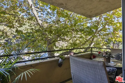 $628,000 | 6752 Hillpark Drive, Unit 202, Los Angeles, CA 90068