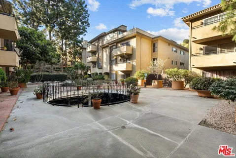 $628,000 | 6752 Hillpark Drive, Unit 202, Los Angeles, CA 90068
