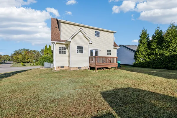 a view of a house with backyard and garden