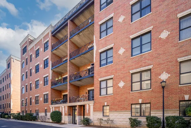 $359,000 | 2801 North Oakley Avenue, Unit 202, Chicago, IL 60618