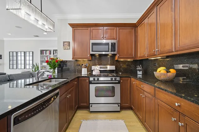 $359,000 | 2801 North Oakley Avenue, Unit 202, Chicago, IL 60618