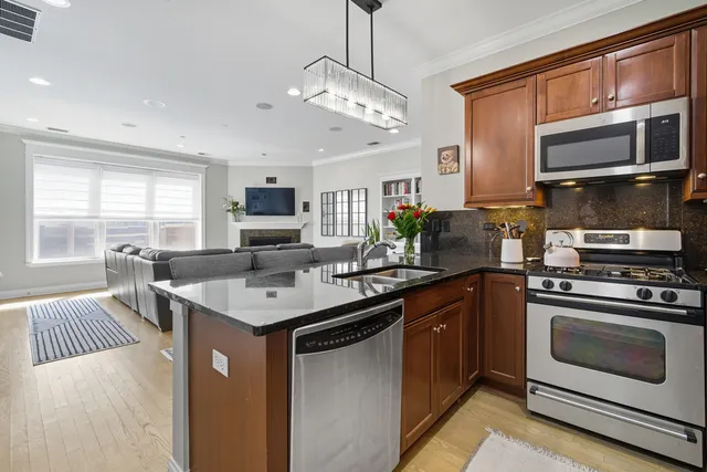 $359,000 | 2801 North Oakley Avenue, Unit 202, Chicago, IL 60618