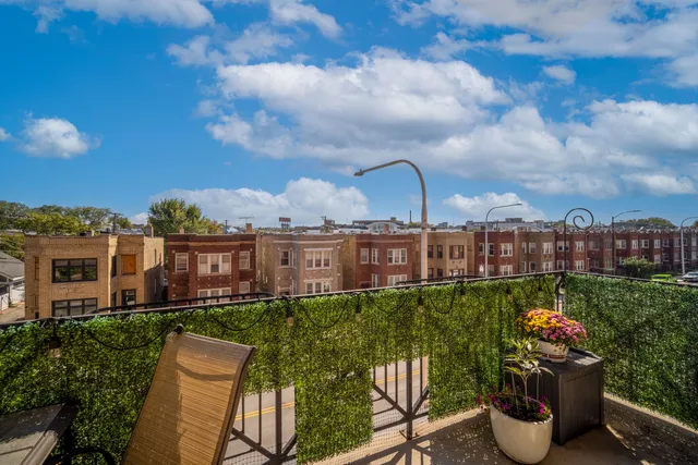 $359,000 | 2801 North Oakley Avenue, Unit 202, Chicago, IL 60618