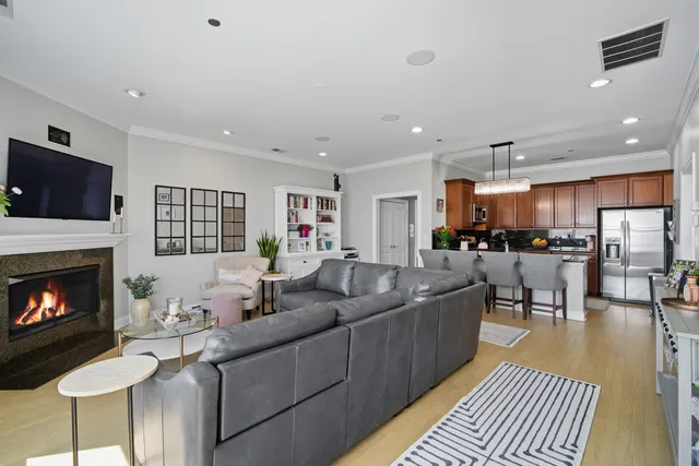 $359,000 | 2801 North Oakley Avenue, Unit 202, Chicago, IL 60618