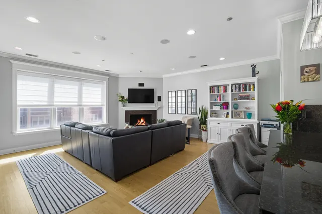 $359,000 | 2801 North Oakley Avenue, Unit 202, Chicago, IL 60618