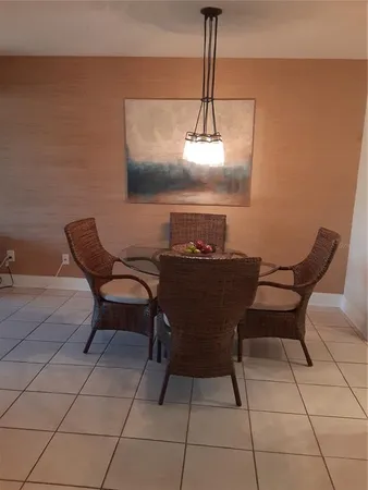 a table and chairs in a livingroom