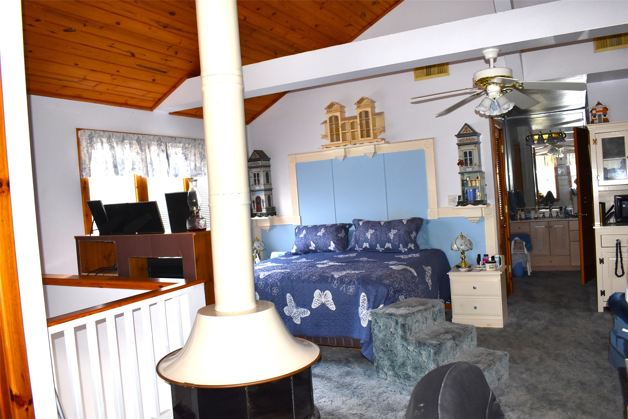 1657 County Road Sargent, TX 77414 - Photo 26 of 50 a living room with furniture flowerpot and a rug