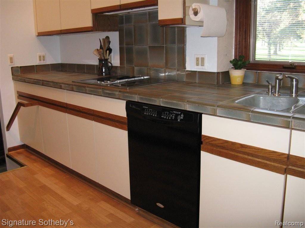 807 1st Street Rochester, MI 48307 - Photo 4 of 11 Kitchen with tile counters