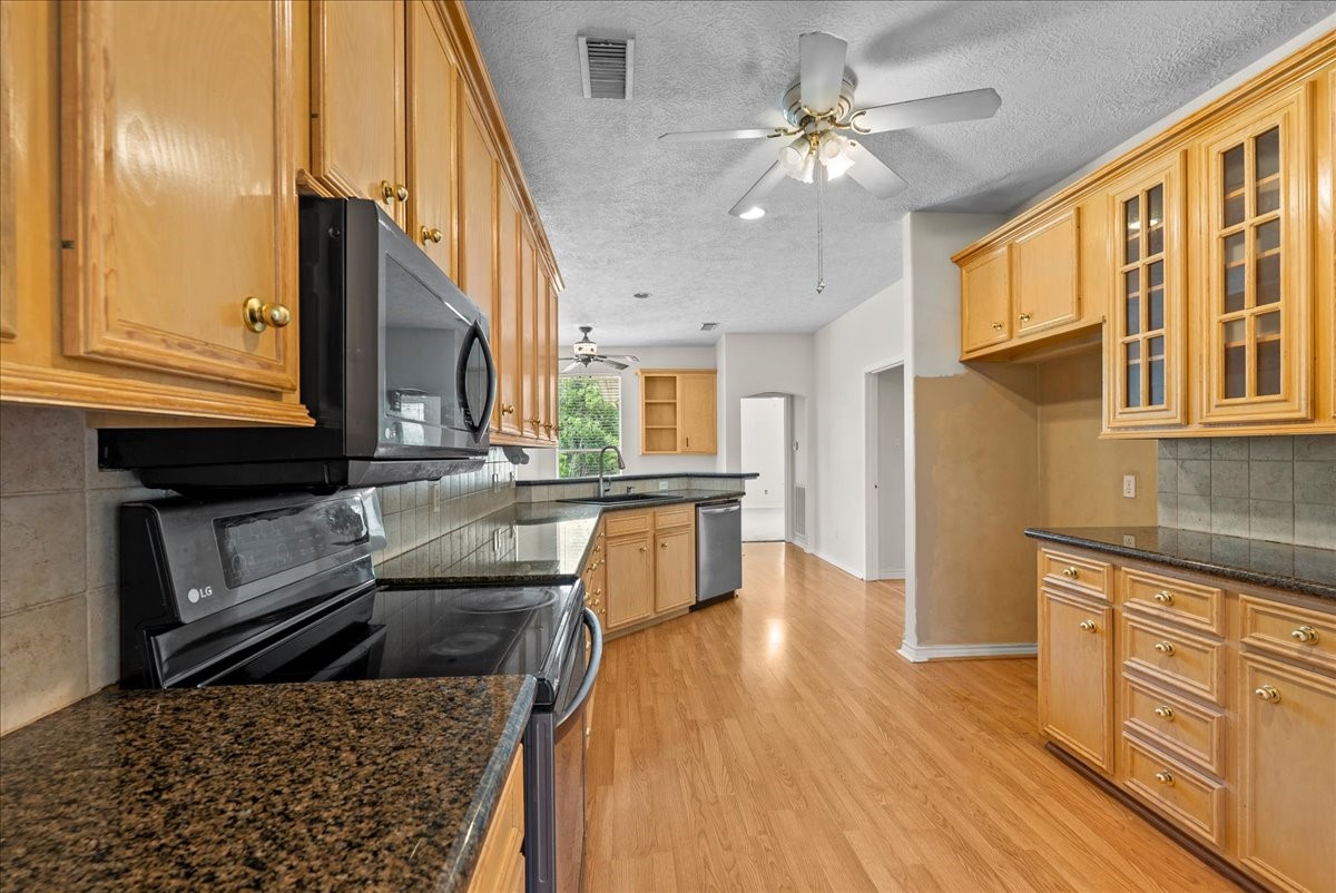 1607 Delta Lane Baytown, TX 77523 - Photo 16 of 48 Loads of space in this kitchen for lots of chefs.