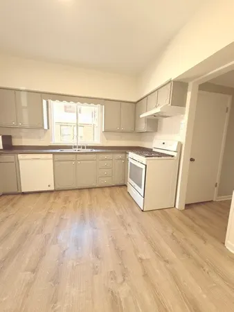 $2,000 | 450 South 4th Street, Unit 1, Aurora, IL 60505