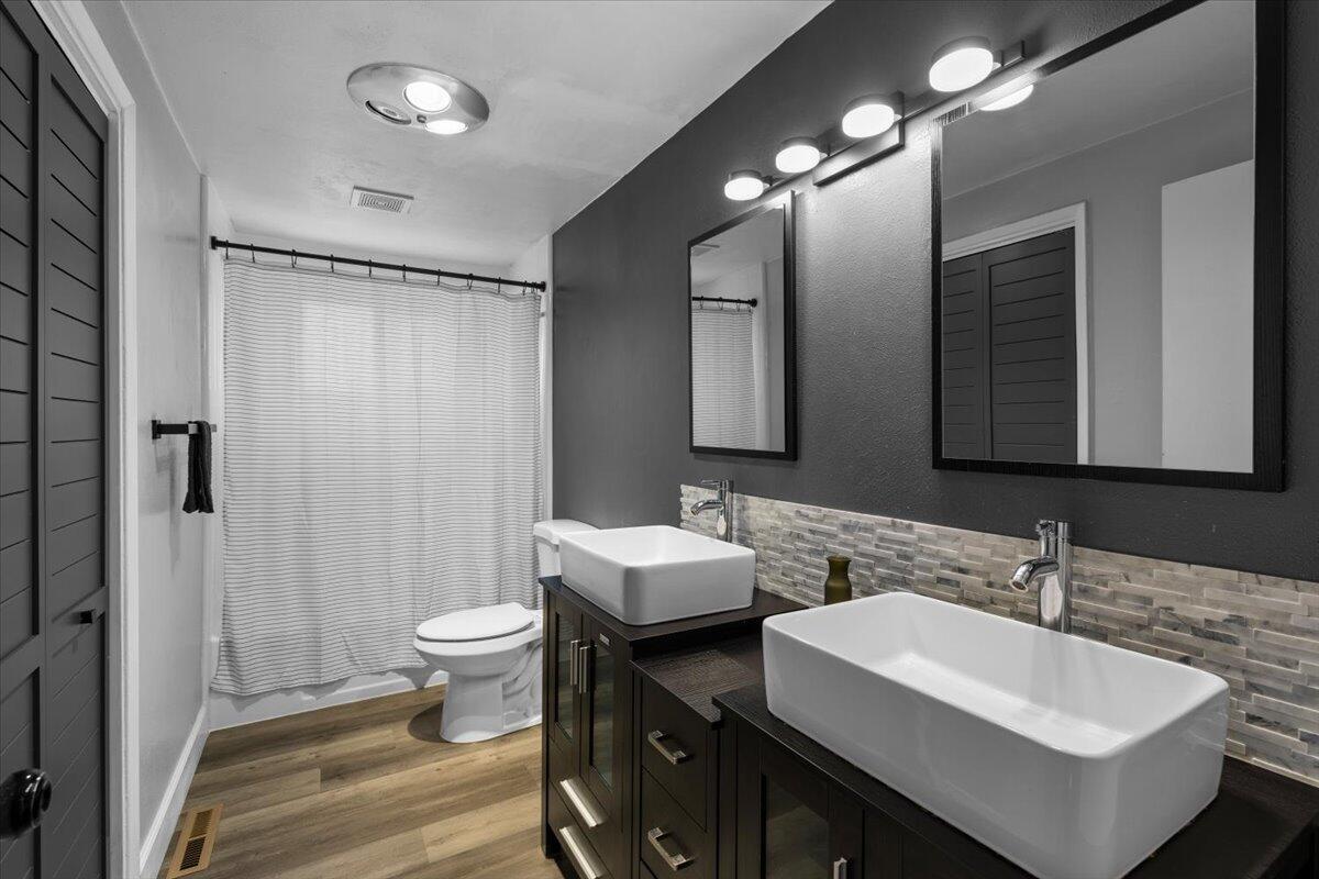 113 Houston Road Phoenix, OR 97535 - Photo 18 of 29 a bathroom with double sink and mirror