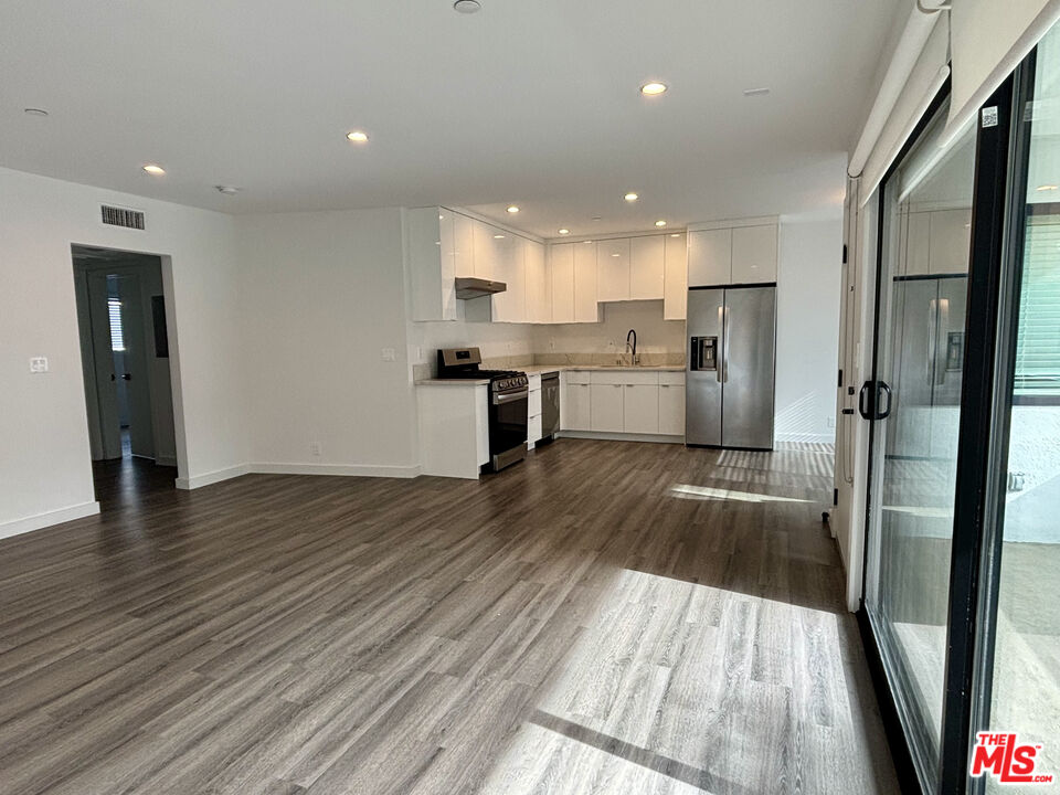 1264 9th Street, Unit J Santa Monica, CA 90401 - Photo 4 of 23