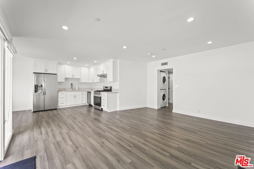 1264 9th Street, Unit J Santa Monica, CA 90401 - Photo 5 of 23 a view of kitchen with wooden floor