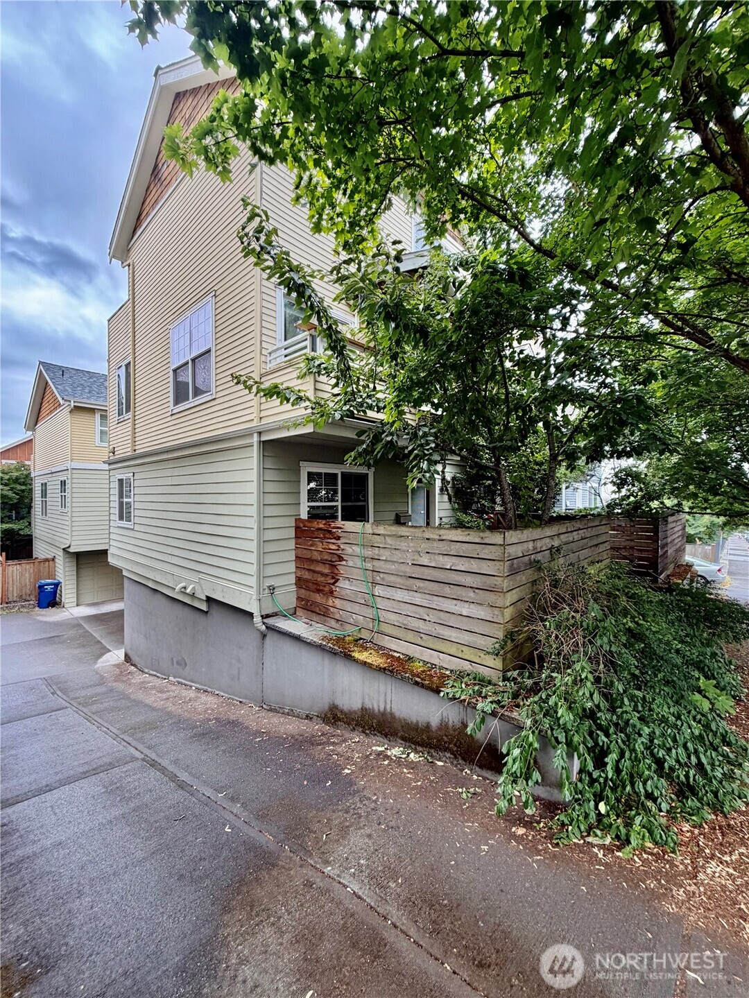9216 Stone Avenue North, Unit B Seattle, WA 98103 - Photo 2 of 28