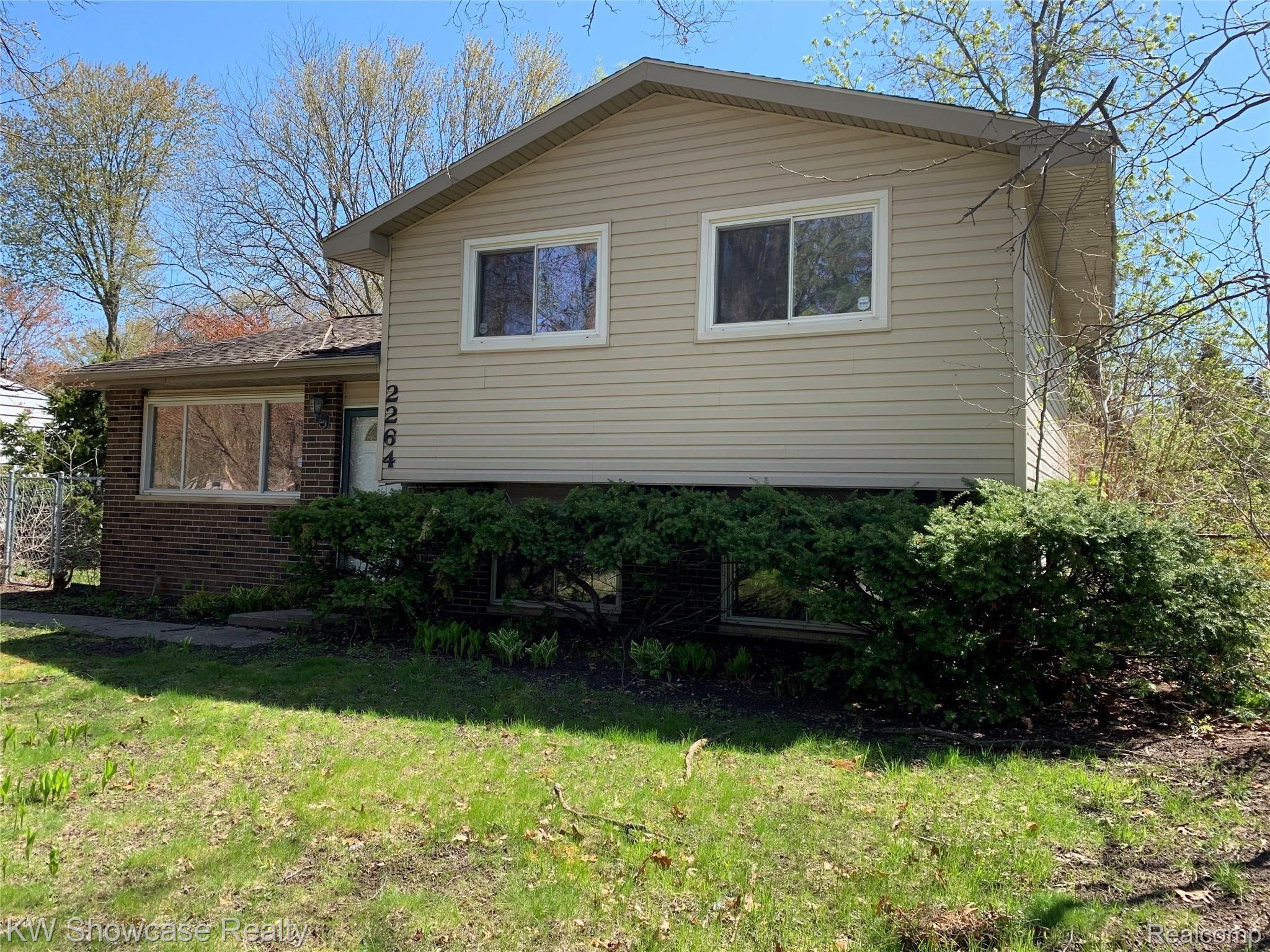 2264 Benstein Road Walled Lake, MI 48390 - Photo 2 of 12 BFB4F9DC-384E-4253-954A-4F74D33F2F30.jpeg