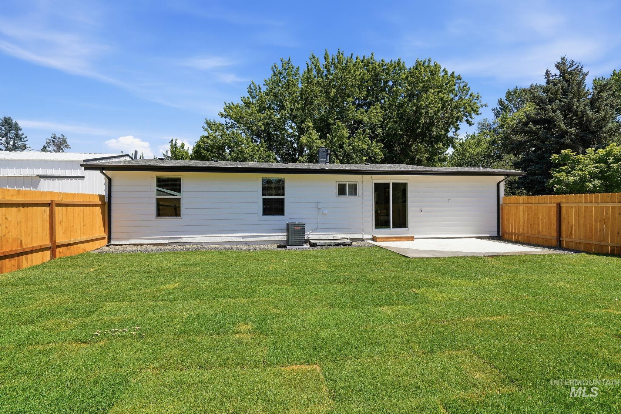 2152 Artesian Road Eagle, ID 83616 - Photo 49 of 50 Expansive lawn area with a newly installed wood privacy fence