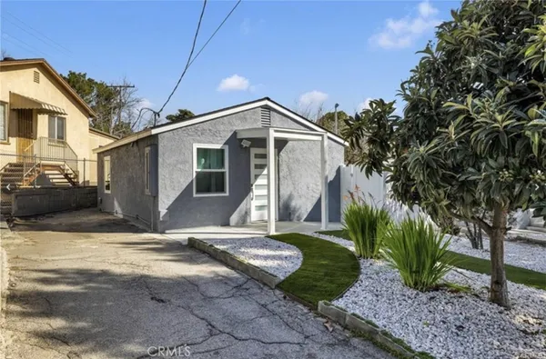 a view of a house with a yard