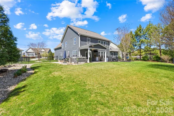 a view of house with a big yard