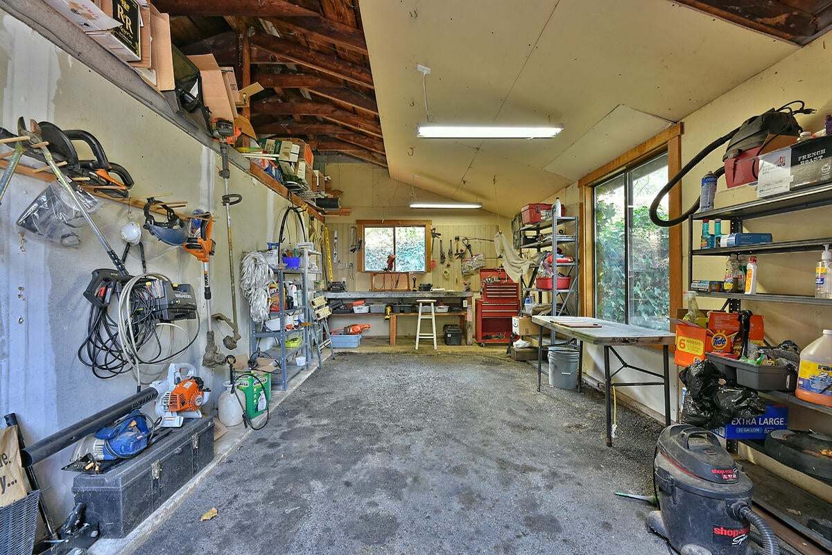 6380 Adams Road Talent, OR 97540 - Photo 31 of 37 33