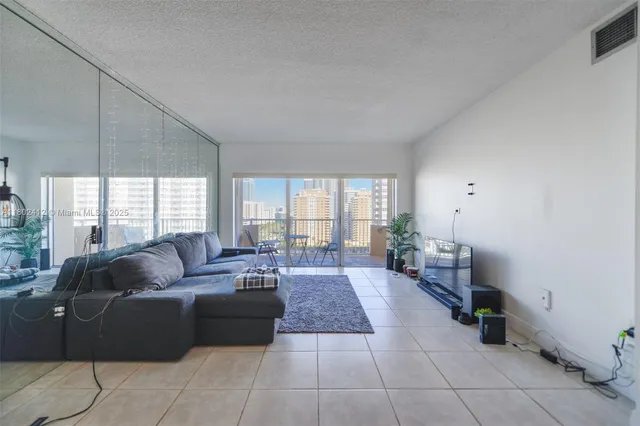 $2,750 | 1980 South Ocean Drive, Unit 14M, Hallandale Beach, FL 33009