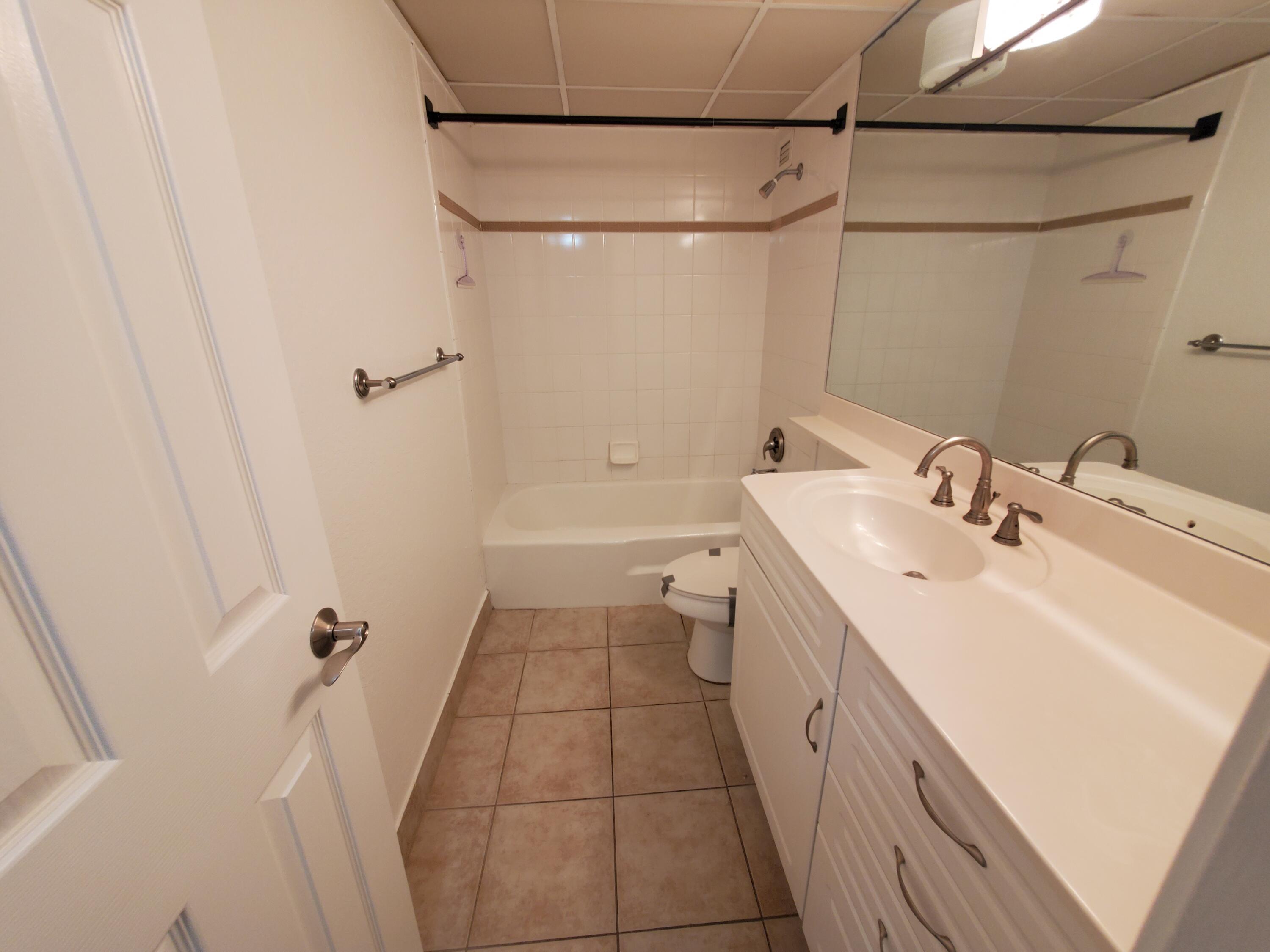 1000 Spanish River Road, Unit 4K Boca Raton, FL 33432 - Photo 11 of 22 guest bath