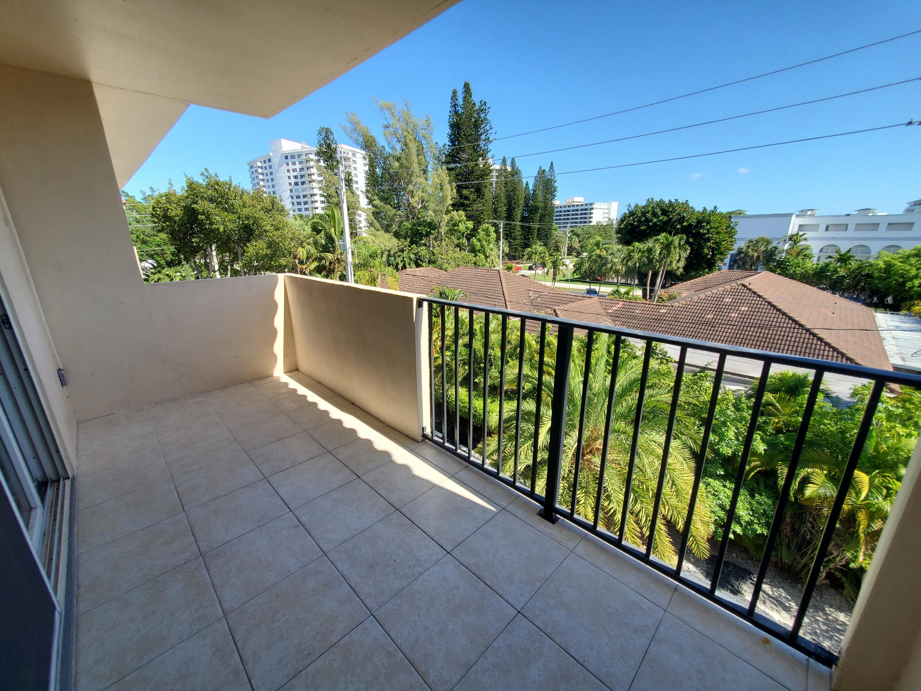1000 Spanish River Road, Unit 4K Boca Raton, FL 33432 - Photo 16 of 22 balcony from living room