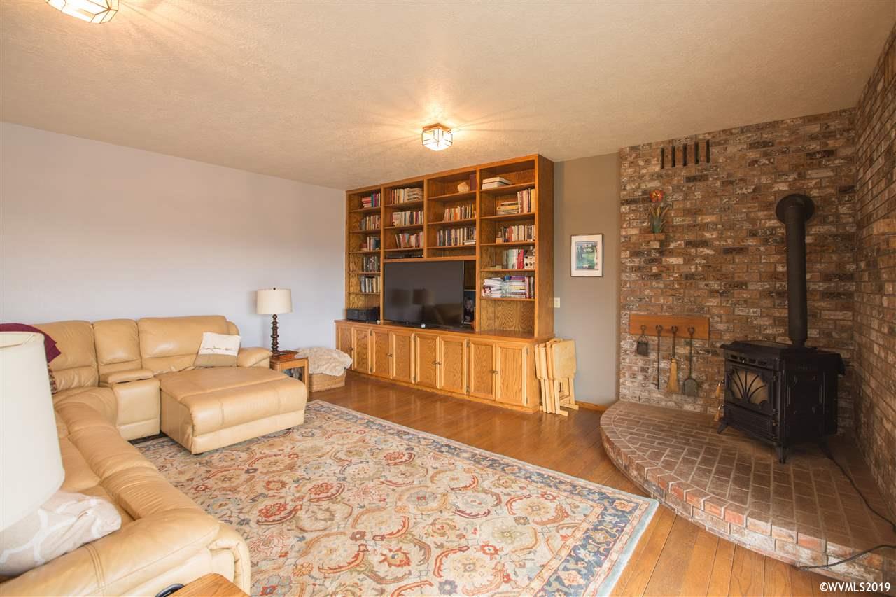 4158 Homestead Road South Salem, OR 97302 - Photo 18 of 39 a living room with a couch and a rug