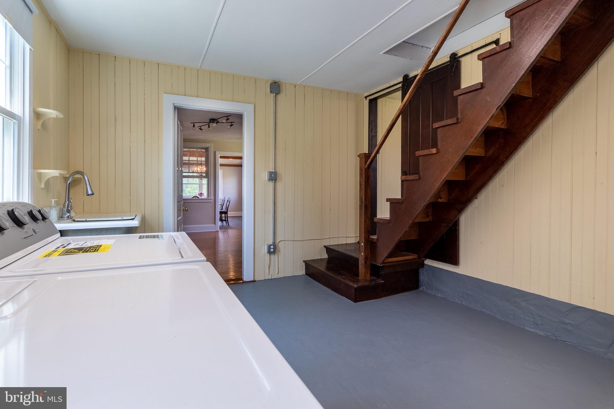 110 Lyndell Road Downingtown, PA 19335 - Photo 27 of 37 a bedroom with a bed and a large window