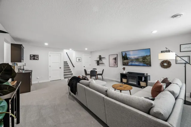 $600,000 | 2301 Keystone Avenue Northeast, St. Michael, MN 55376