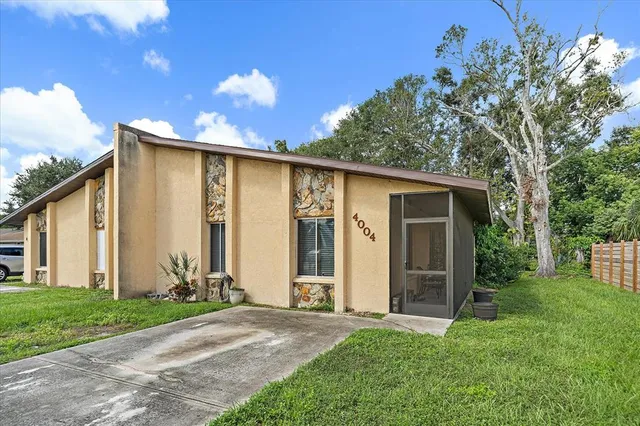 a view of a house with backyard and garden