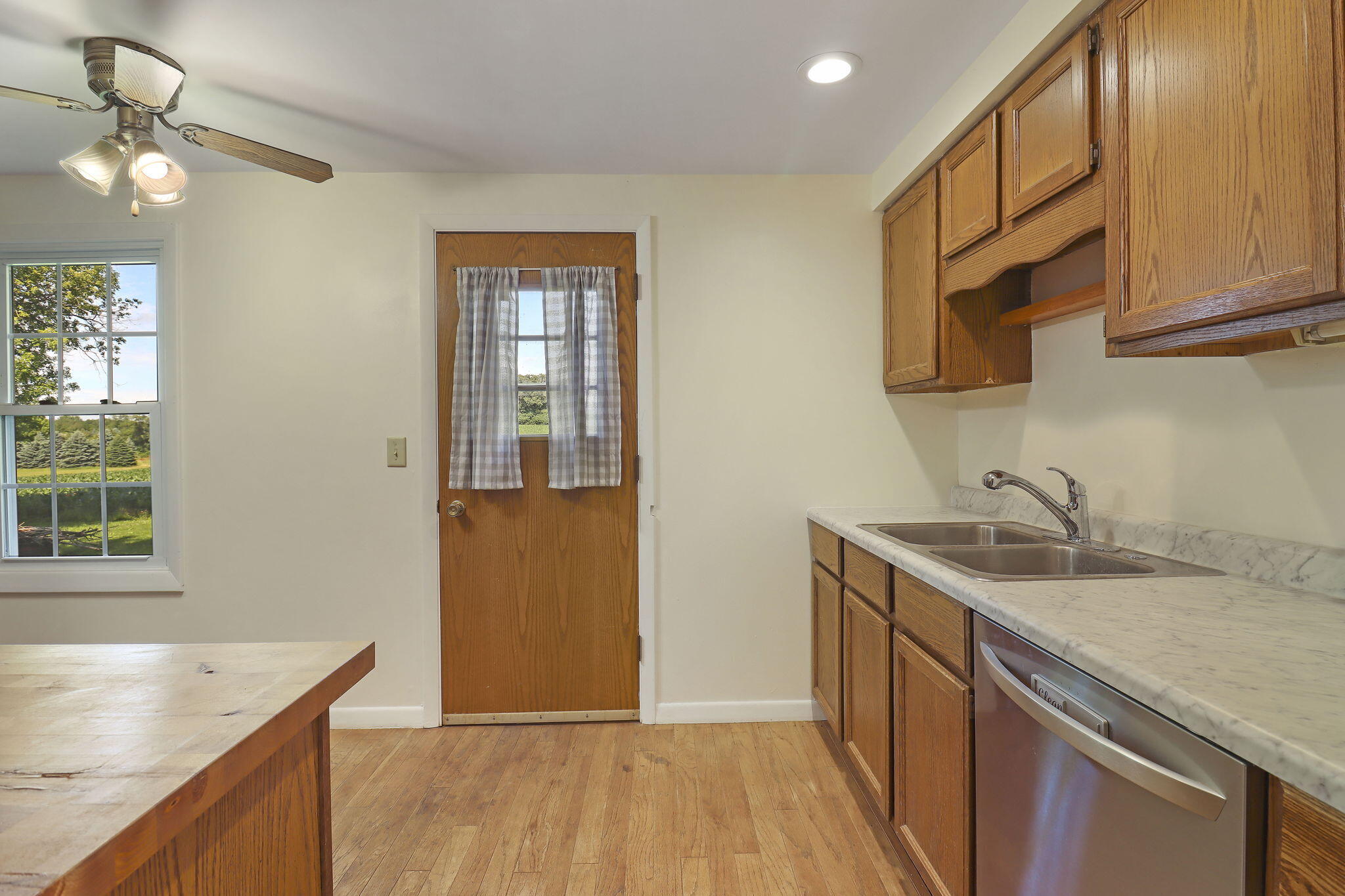 6592 Lorraine Road Richmond, WI 53115 - Photo 7 of 22 Kitchen
