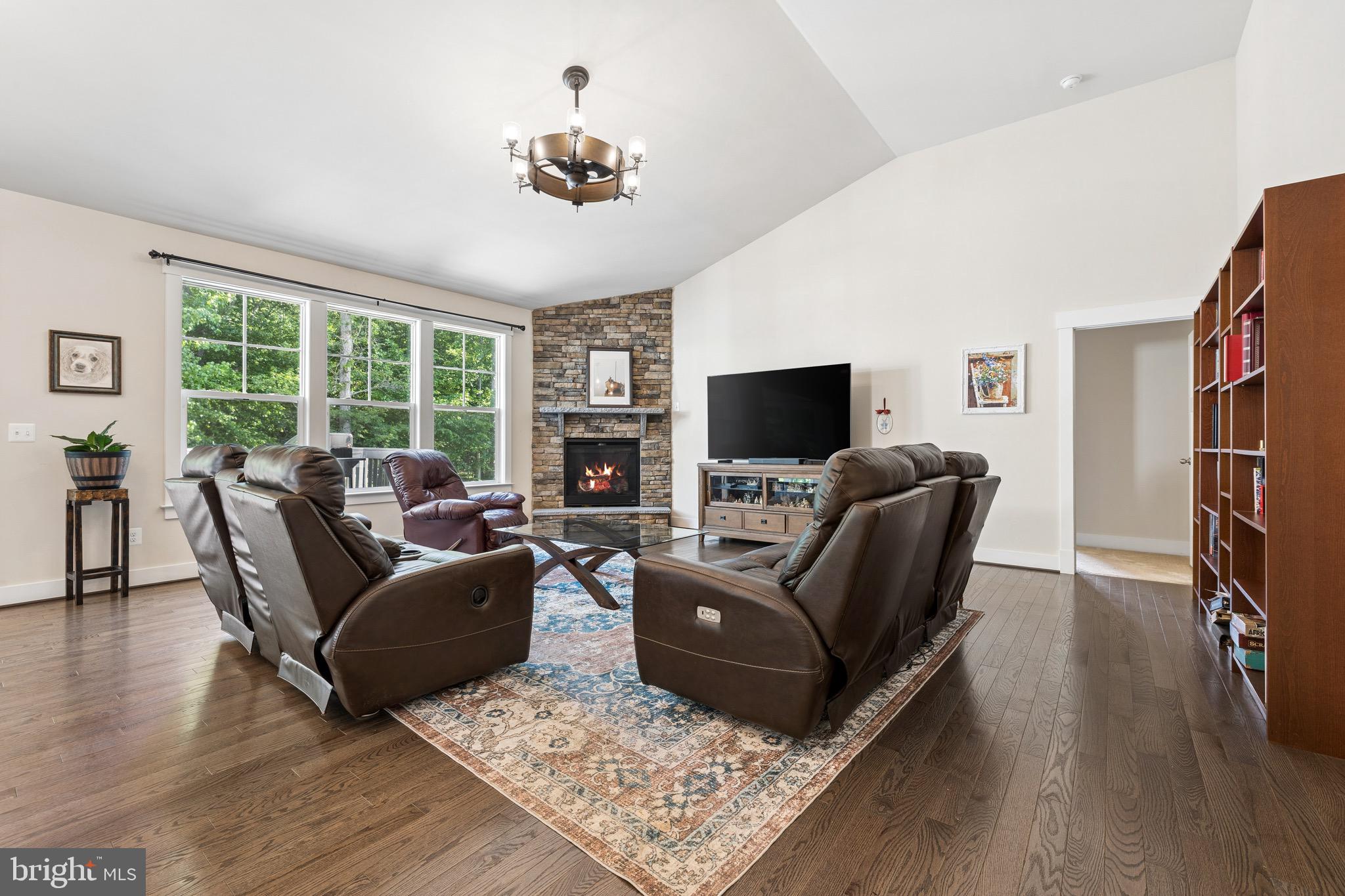 4853 Point Road Warrenton, VA 20187 - Photo 34 of 82 Massive family room with vaulted ceilings