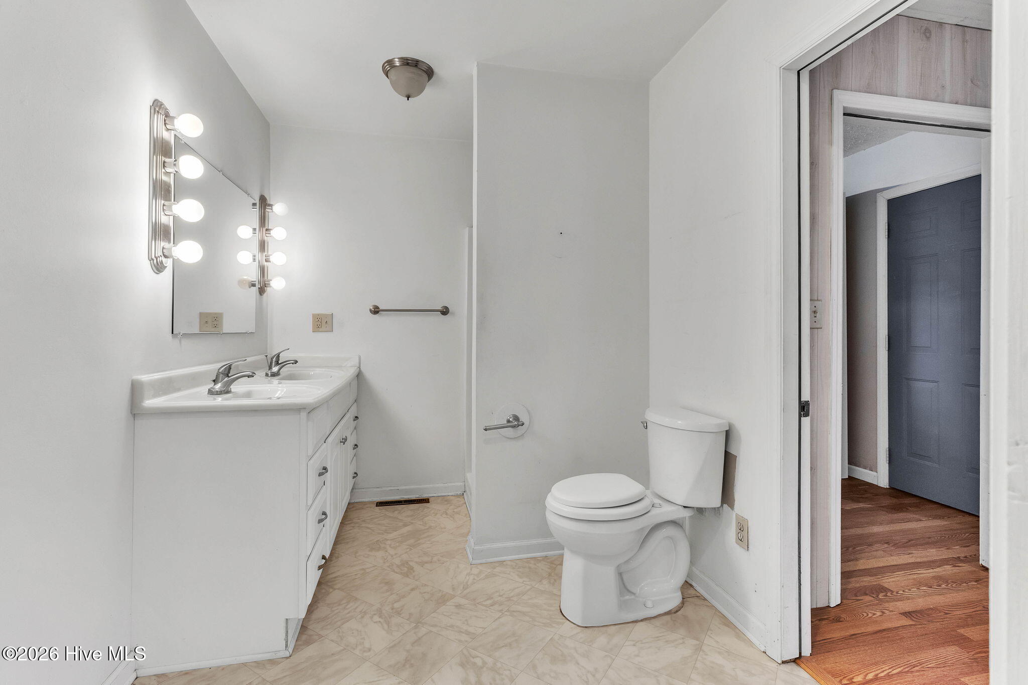 6987 Albert Street Elizabethtown, NC 28337 - Photo 25 of 44 Bathroom 2