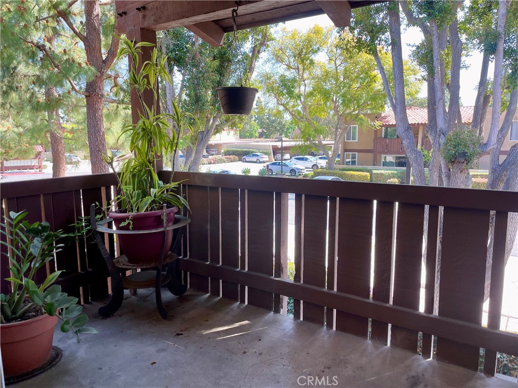 1000 West MacArthur Boulevard, Unit 87 Santa Ana, CA 92707 - Photo 20 of 36 a view of backyard with table and chairs potted plants and large tree