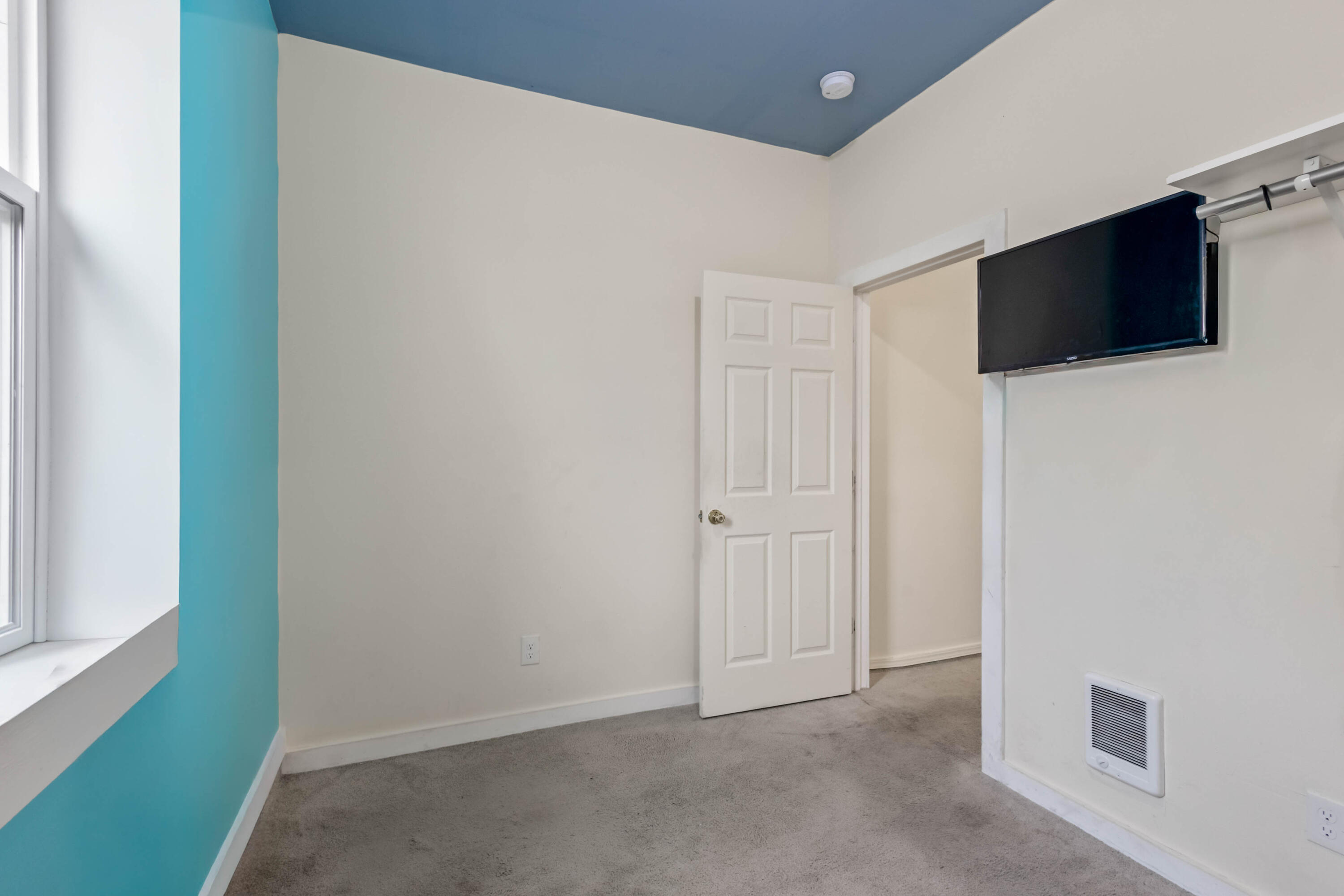 539 Leisek Way Madras, OR 97741 - Photo 25 of 35 a view of an empty room with wooden floor and windows