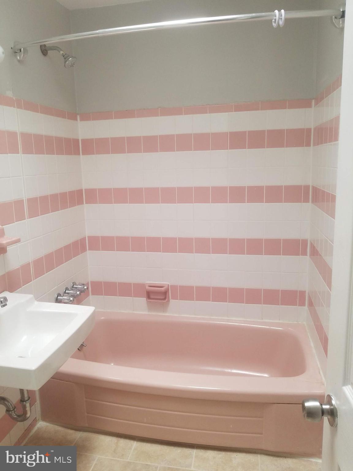 3115 Comly Road Philadelphia, PA 19154 - Photo 9 of 11 a bathroom with a bathtub