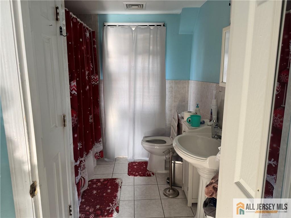 111 Delavan Street New Brunswick, NJ 08901 - Photo 23 of 28 a room with furniture and a potted plant