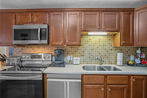 $329,900 | 52 Hawthorne Street, Unit 7, North Providence, RI 02904