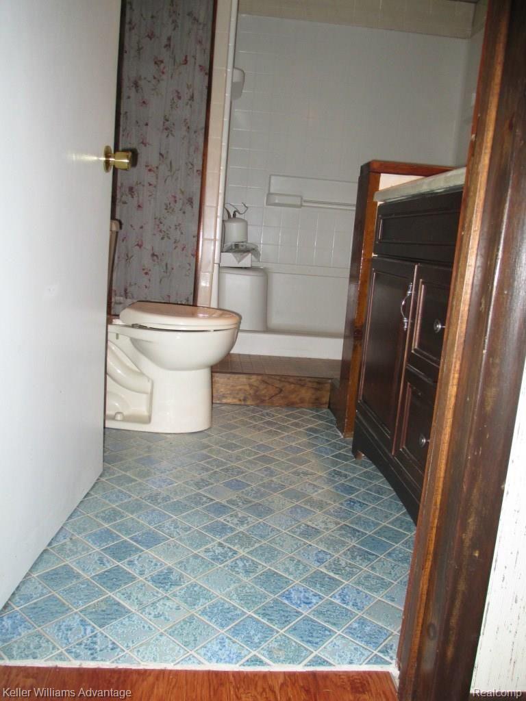 18251 Middlebelt Road Livonia, MI 48152 - Photo 31 of 36 IMG_0208.jpg