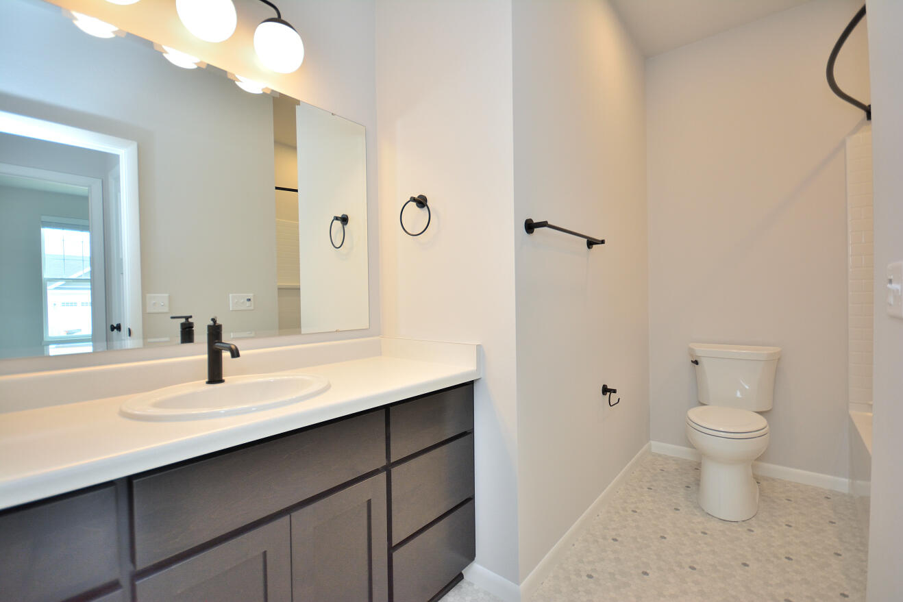 1076 Elderberry Road Oconomowoc, WI 53066 - Photo 15 of 30 96 ARWT (5)